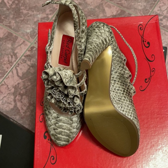 Town Shoes Red Carpet Collection - Picture 3 of 5